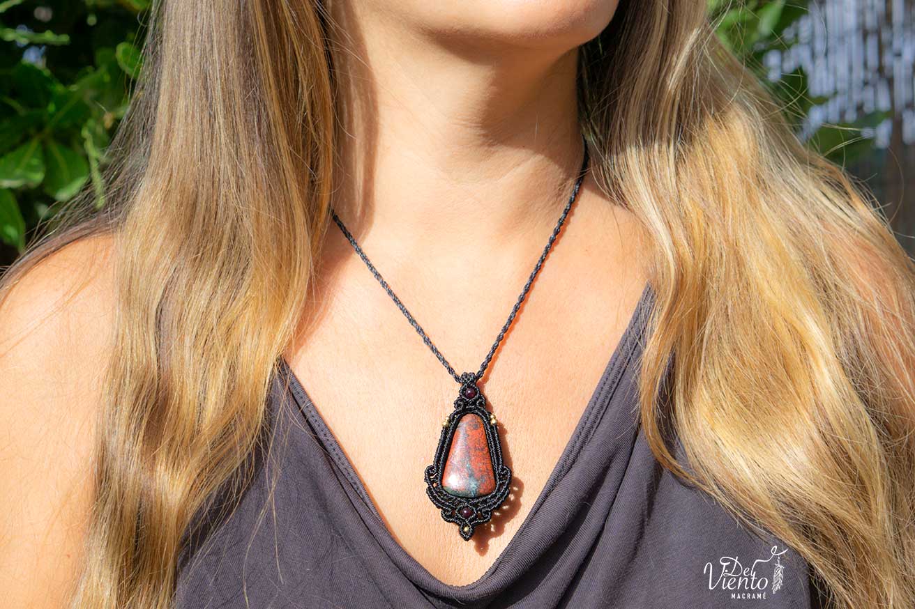 Colgante de macramé con  Cuprita