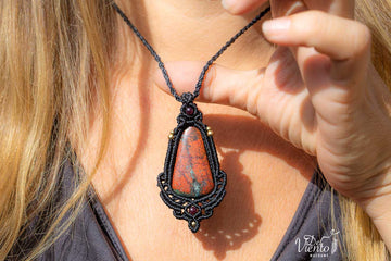 Colgante de macramé con  Cuprita