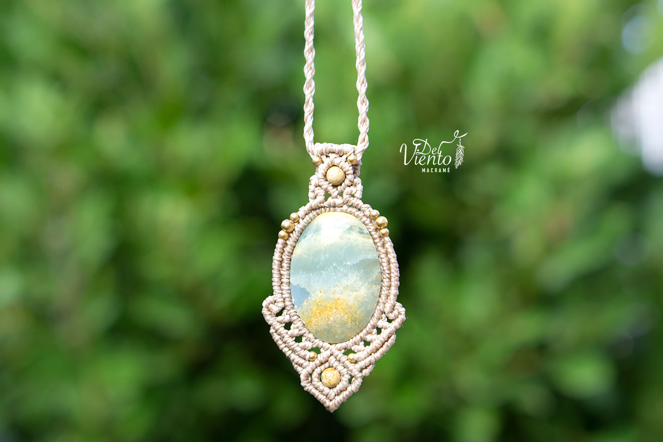 Colgante de macramé con Onix Cielo
