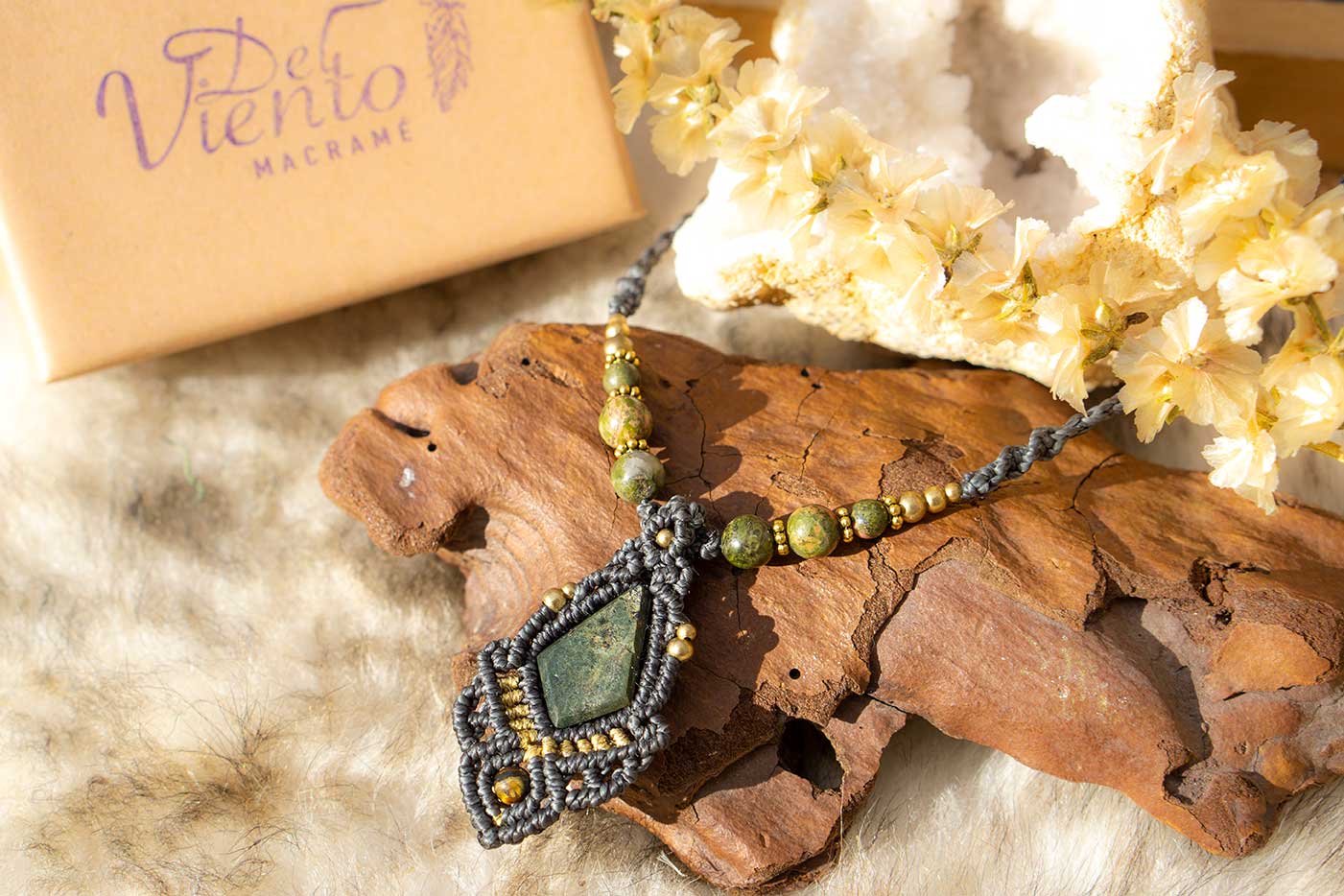 Collarcito de macramé con Jade Mexicano