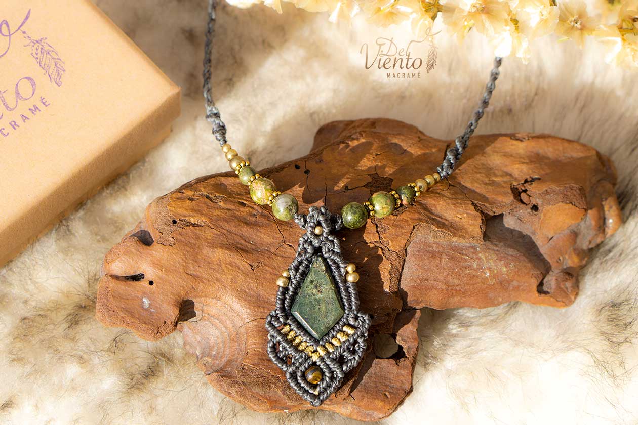 Collarcito de macramé con Jade Mexicano
