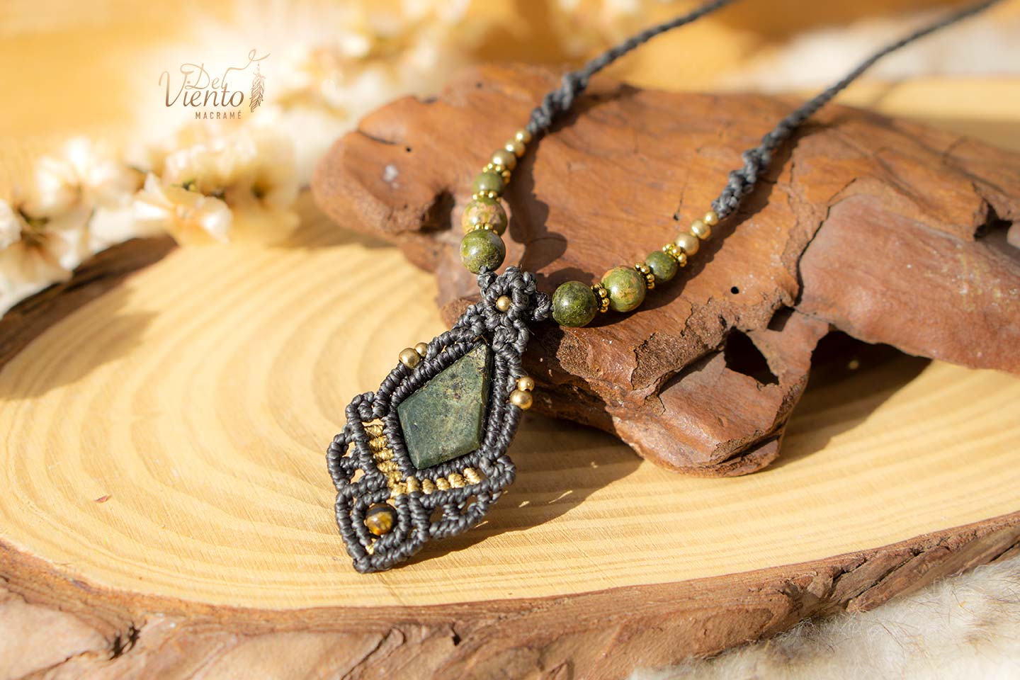 Collarcito de macramé con Jade Mexicano