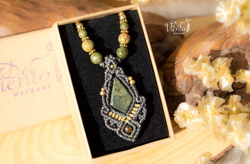 Collarcito de macramé con Jade Mexicano