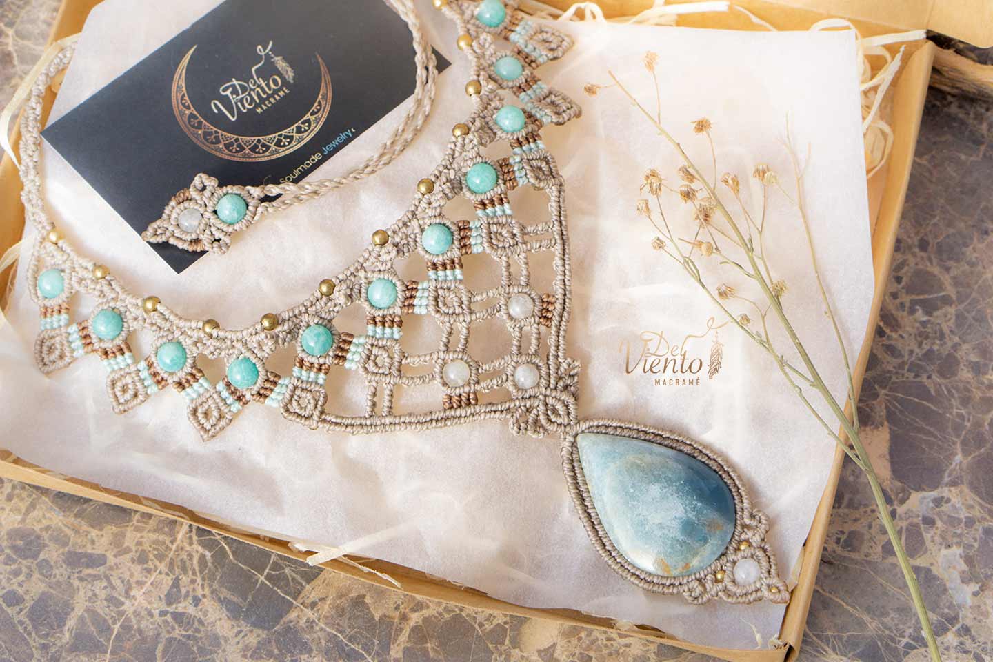 “Lucido por Laura Madrueño SUPERVIVIENTES 24" Collar de macramé Diosa con Onix cielo y Amazonitas