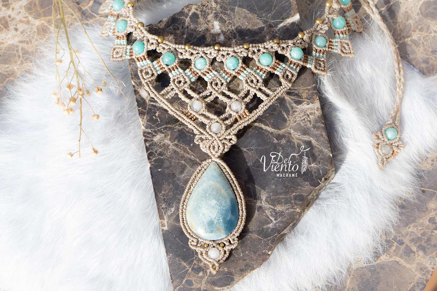 “Lucido por Laura Madrueño SUPERVIVIENTES 24" Collar de macramé Diosa con Onix cielo y Amazonitas