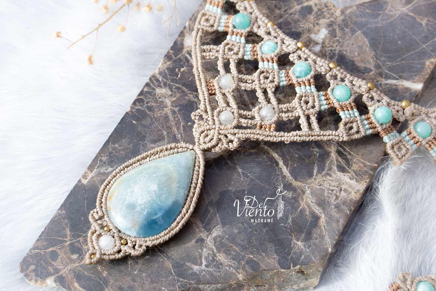 “Lucido por Laura Madrueño SUPERVIVIENTES 24" Collar de macramé Diosa con Onix cielo y Amazonitas