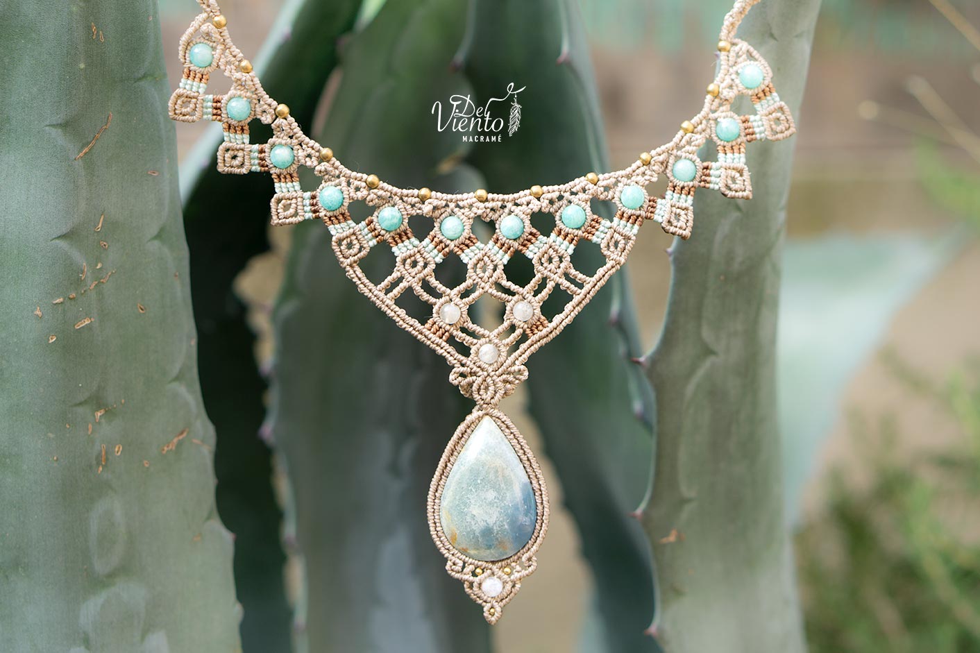 “Lucido por Laura Madrueño SUPERVIVIENTES 24" Collar de macramé Diosa con Onix cielo y Amazonitas