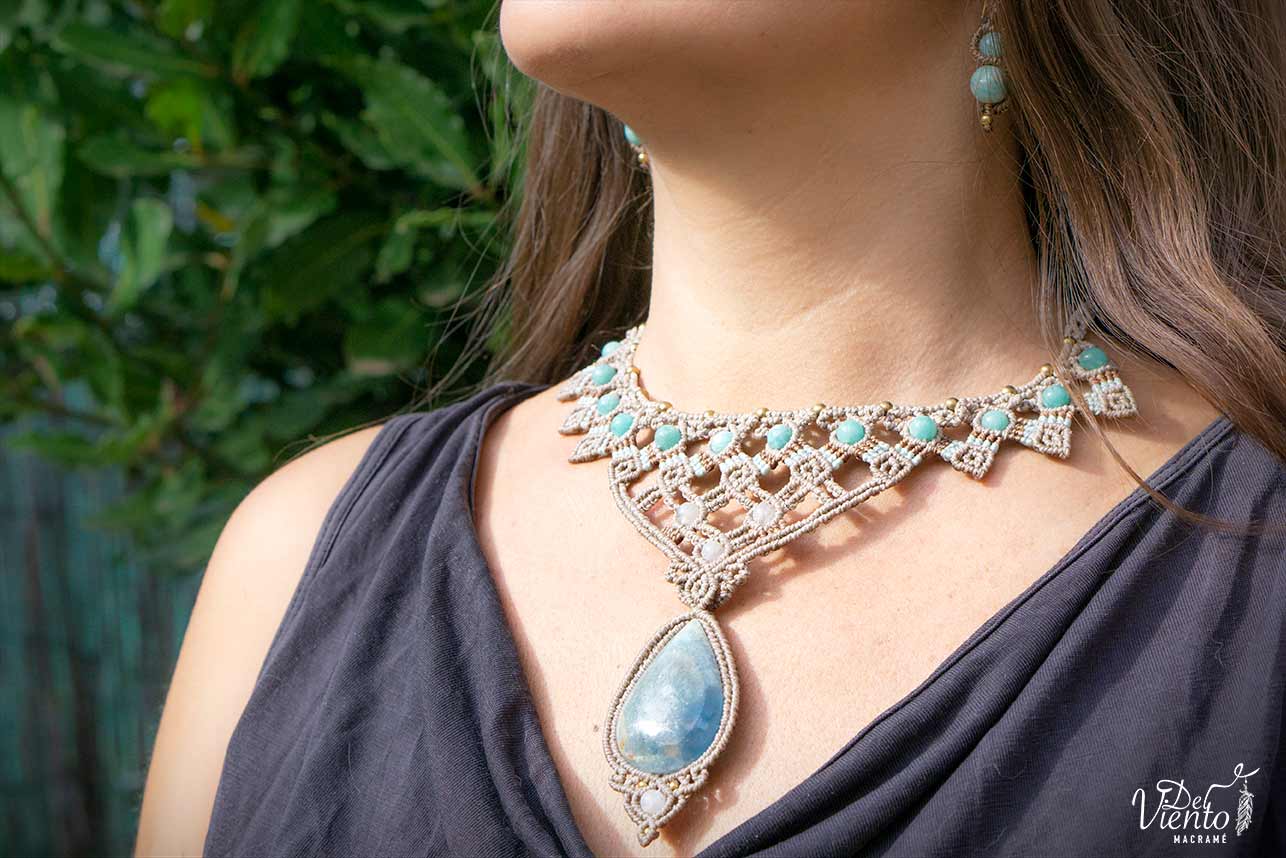 “Lucido por Laura Madrueño SUPERVIVIENTES 24" Collar de macramé Diosa con Onix cielo y Amazonitas