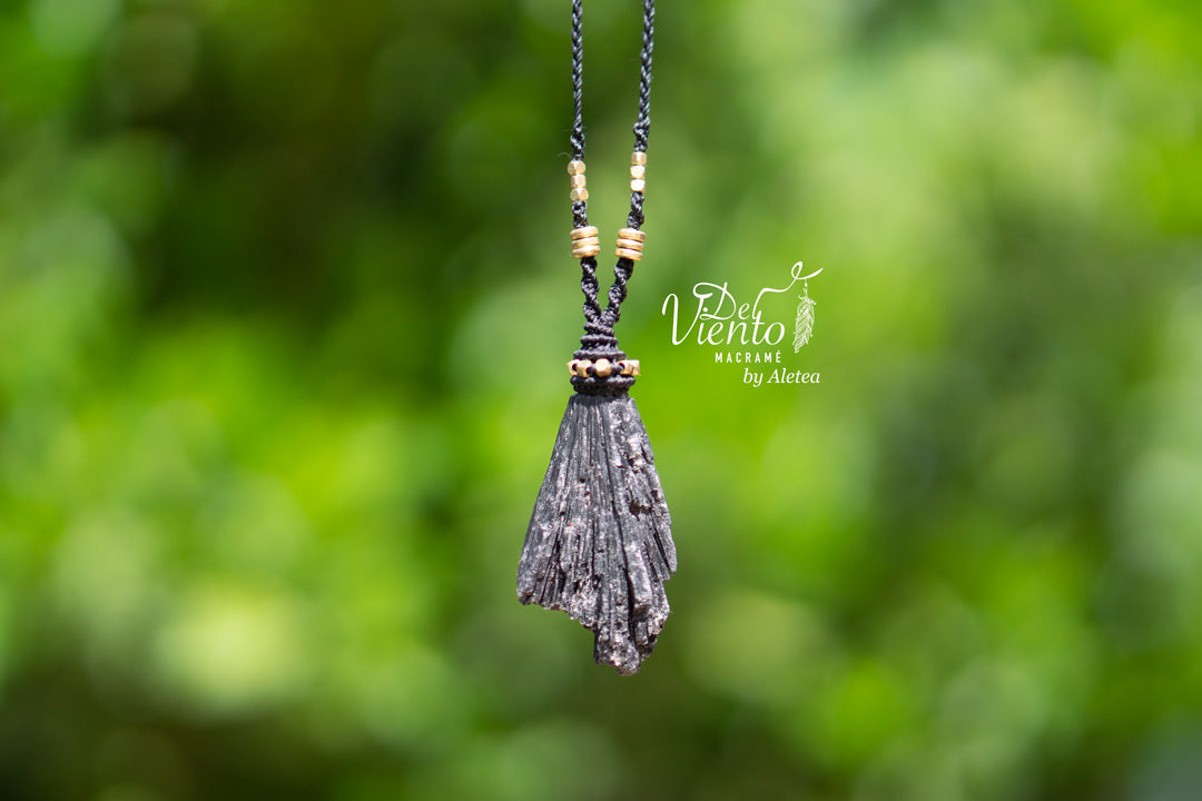 Colgante con Cianita o "Escoba de bruja"