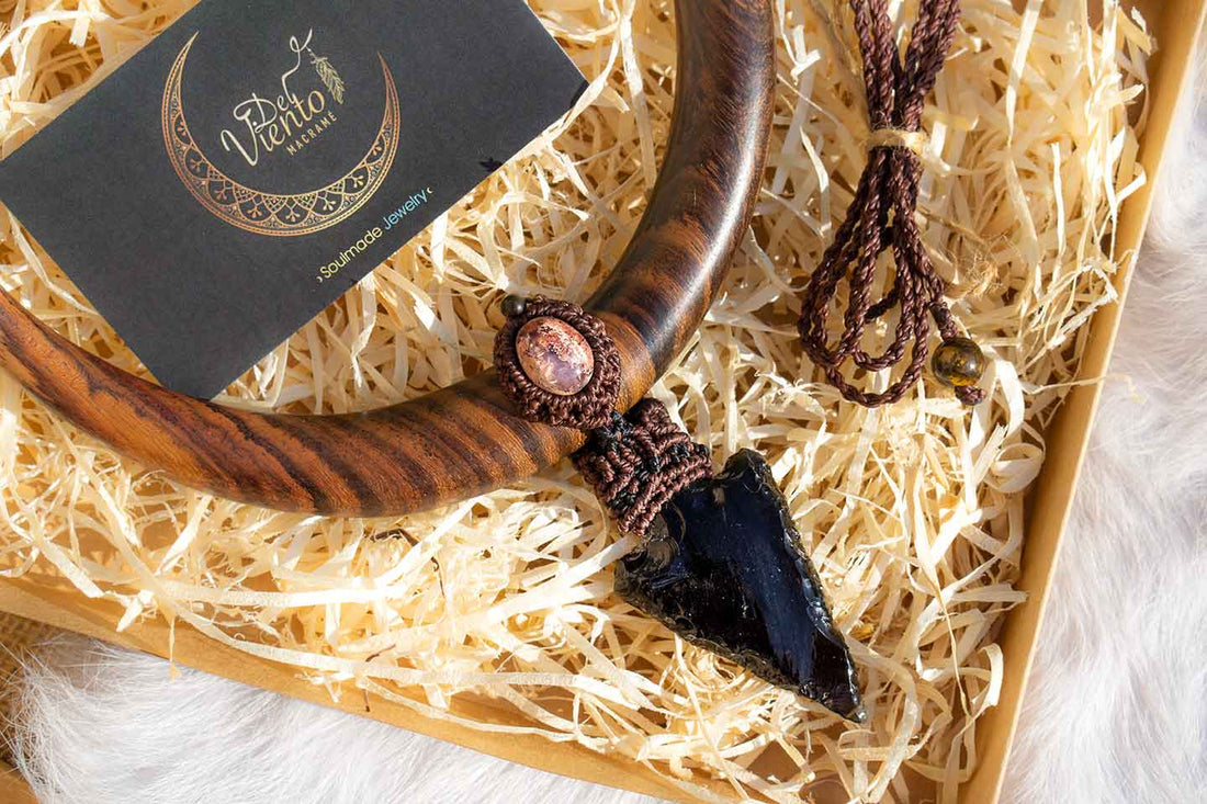 "Reservado para Arena" Collar de macrame con Ópalo de fuego y Obsidiana negra