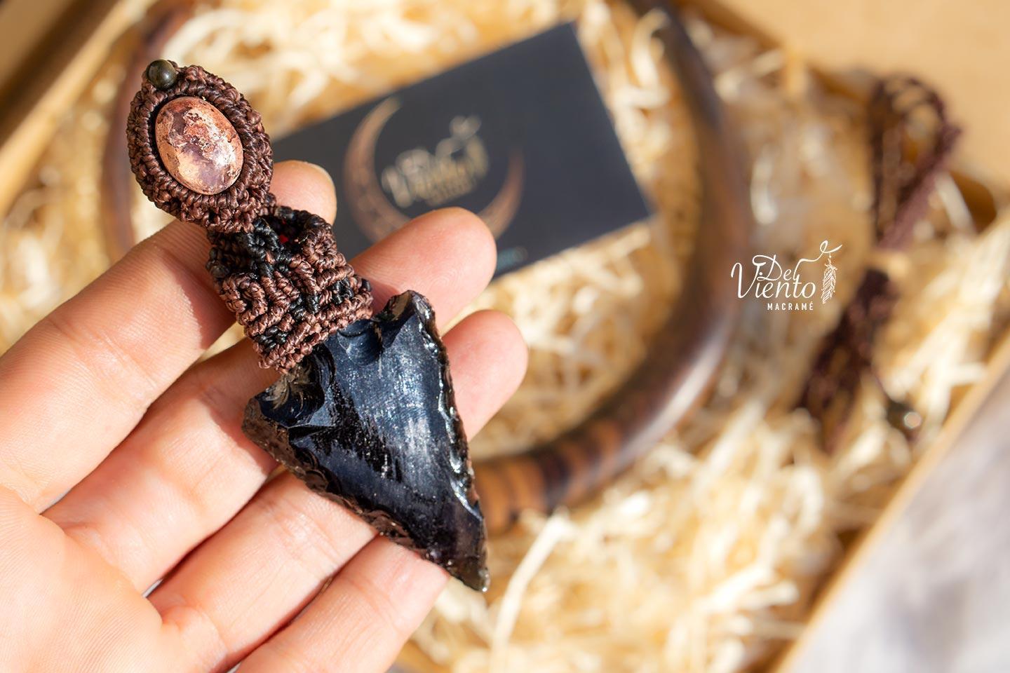 "Reservado para Arena" Collar de macrame con Ópalo de fuego y Obsidiana negra