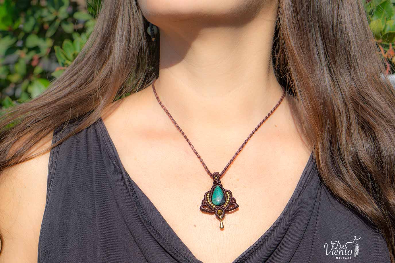 Flor de Loto de macramé con Atardecer de Sonora (Crisocola & Cuprita)