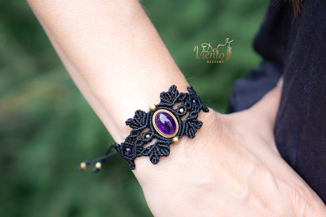 Collar de macramé Gea y brazalete para Laura Madrueño Supervivientes telecinco
