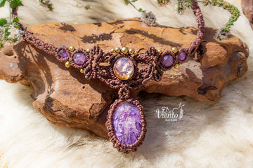Collar gargantilla  de macrame con Ópalo de Fuego y Charoita