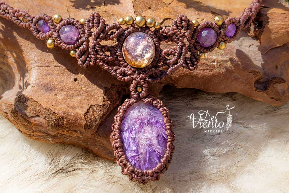 Collar gargantilla  de macrame con Ópalo de Fuego y Charoita