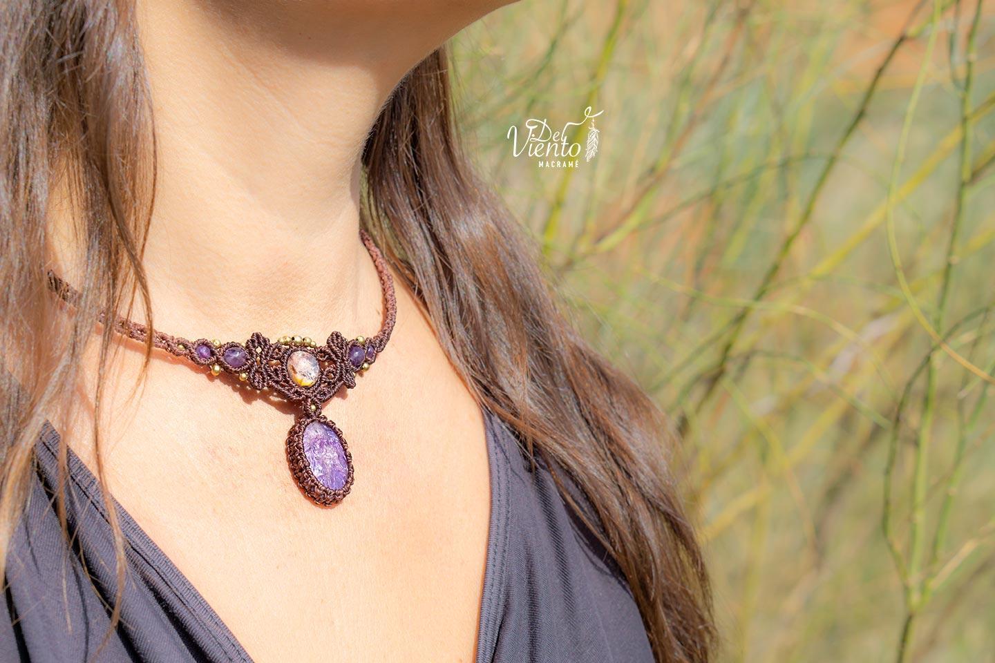 Collar gargantilla  de macrame con Ópalo de Fuego y Charoita