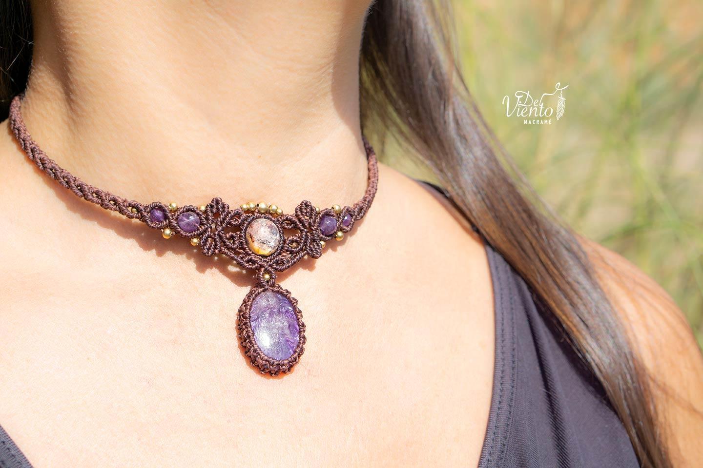 Collar gargantilla  de macrame con Ópalo de Fuego y Charoita