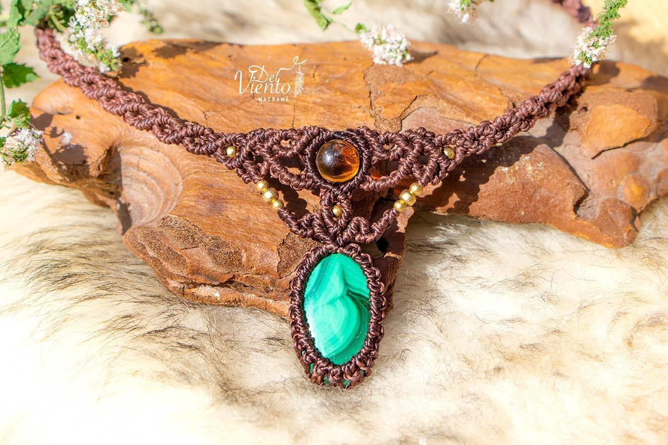 Collar gargantilla de macrame con Ámbar y Malaquita
