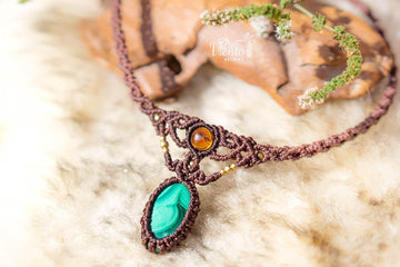 Collar gargantilla de macrame con Ámbar y Malaquita