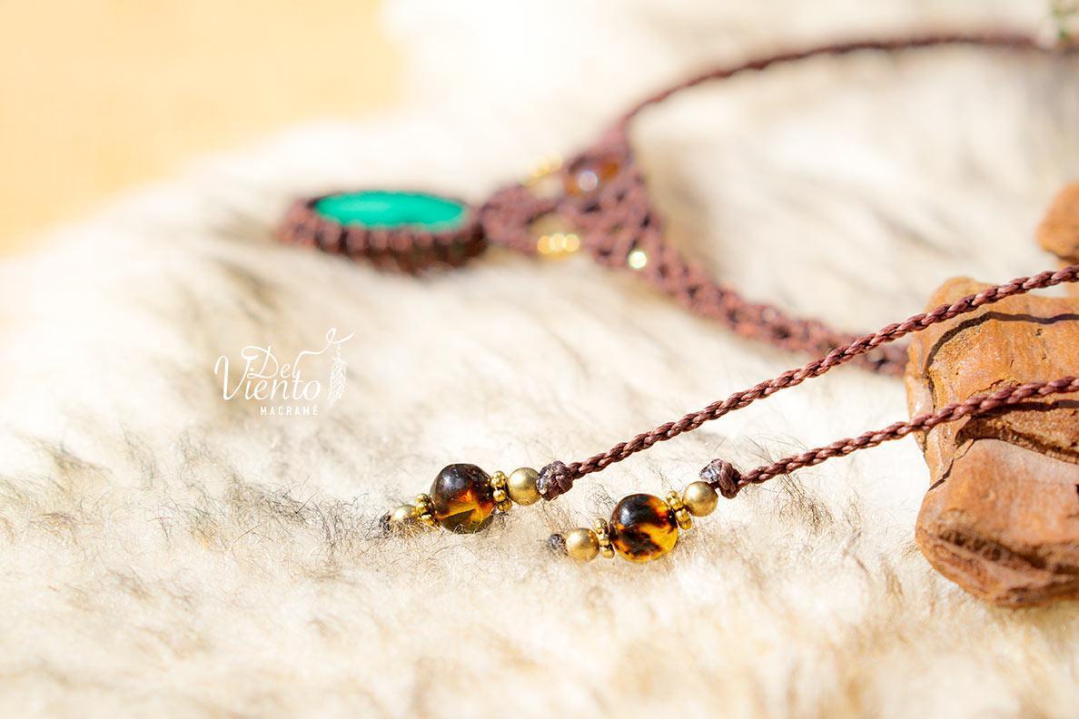 Collar gargantilla de macrame con Ámbar y Malaquita