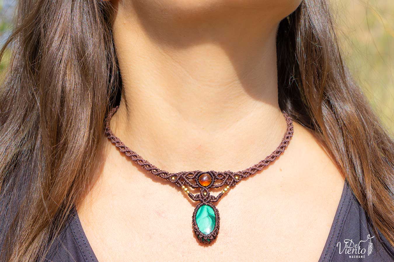 Collar gargantilla de macrame con Ámbar y Malaquita
