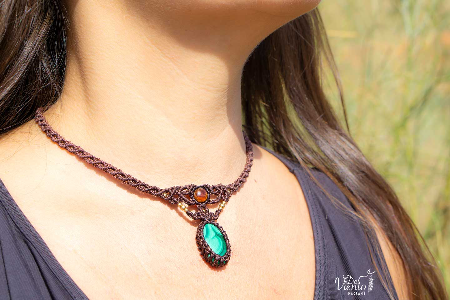 Collar gargantilla de macrame con Ámbar y Malaquita