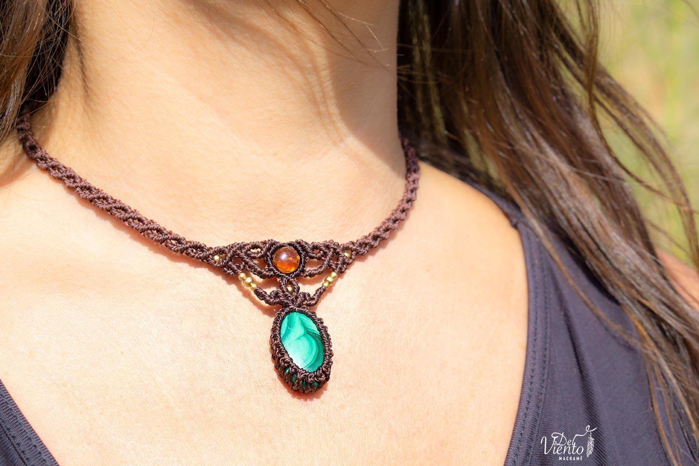 Collar gargantilla de macrame con Ámbar y Malaquita