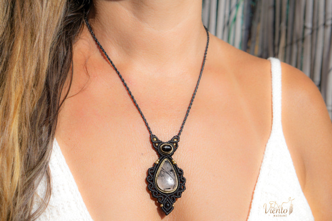 Colgante GEA con Cuarzo turmalina y Black Star