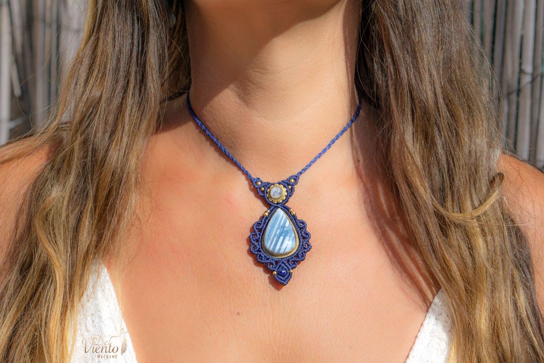 Colgante GEA con Piedra Luna & Ópalo azul