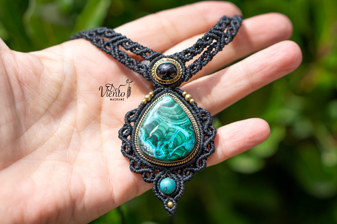 Collar Gea con Black Star & Malacola