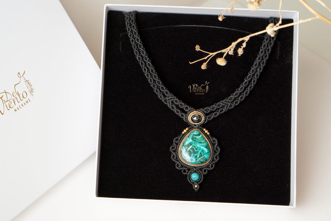 Collar Gea con Black Star & Malacola