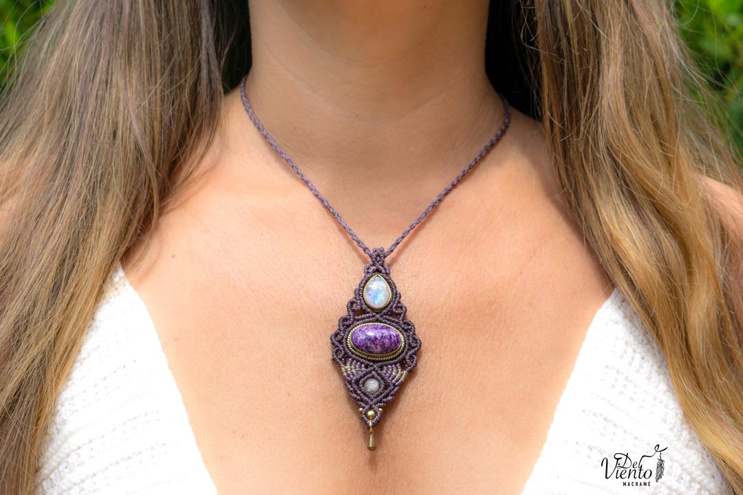 Colgante HYPATIA con Charoita y Piedra Luna