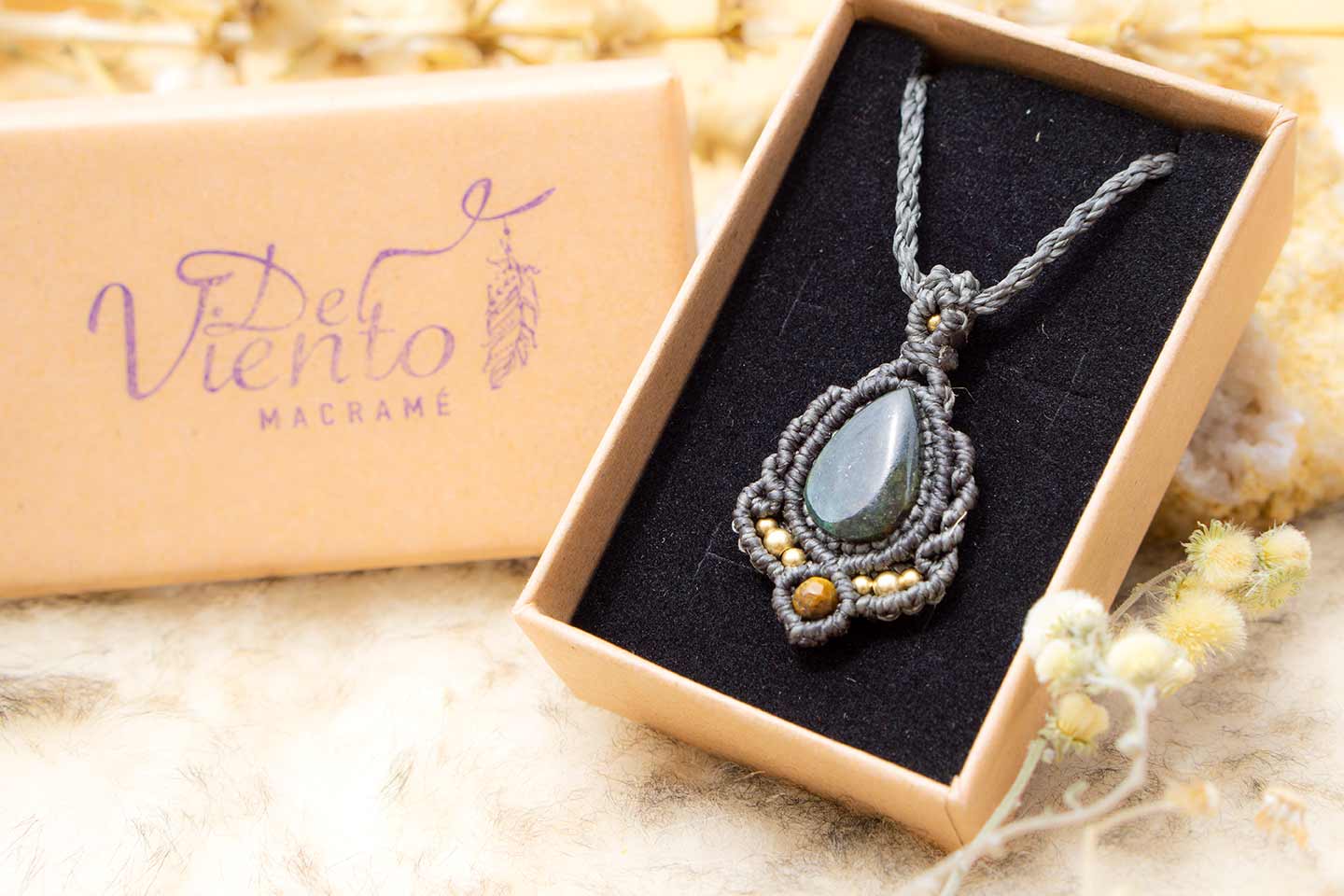 "Reservado para Perla" Colgantito de macramé con Jade Mexicano