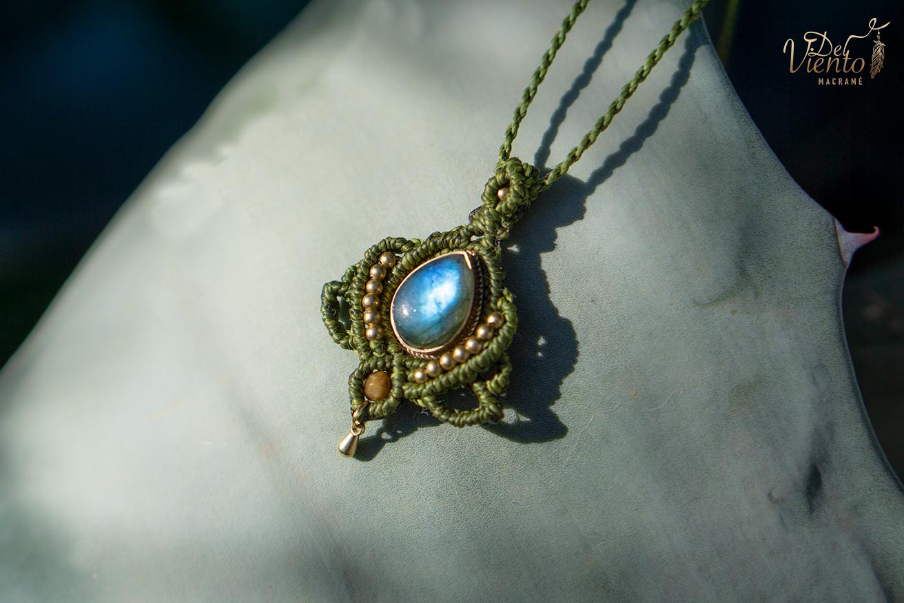 RESERVADO para Marta | Collar de macramé Flor de Loto "mini" con Labradorita