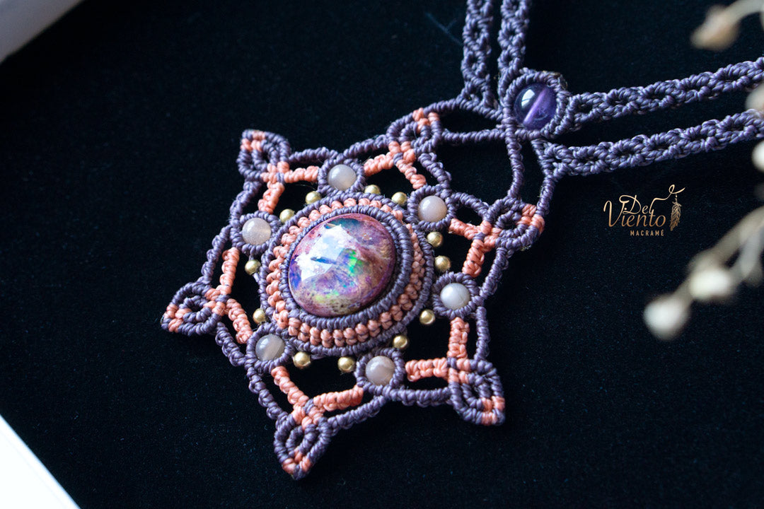 Collar Mandala de macrame con Ópalo de fuego mexicano