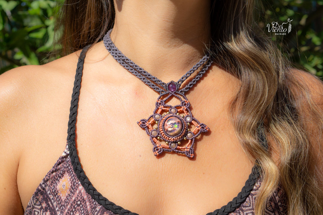 Collar Mandala de macrame con Ópalo de fuego mexicano