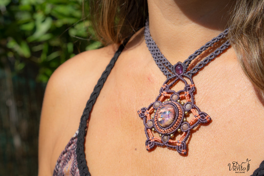 Collar Mandala de macrame con Ópalo de fuego mexicano