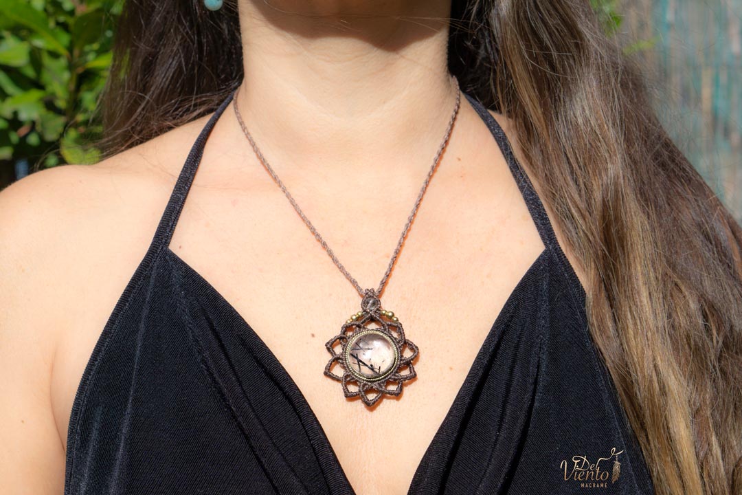 Mandala de macramé SUKHA con Cuarzo Turmalinado