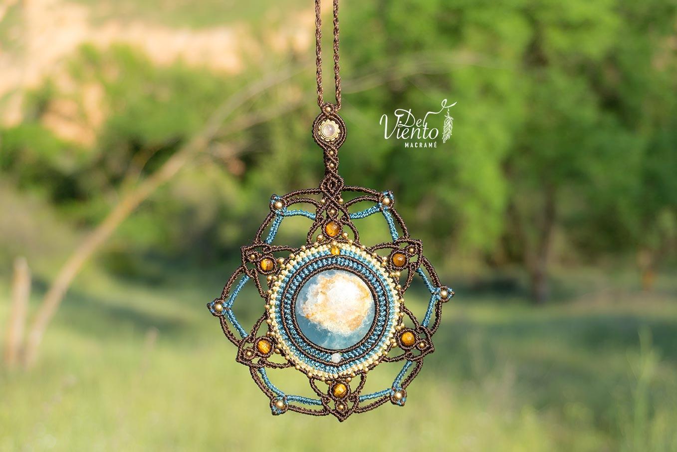 Collar Mandala de macramé con Onix Cielo, Cuarzo Rosa y Ojo de tigre