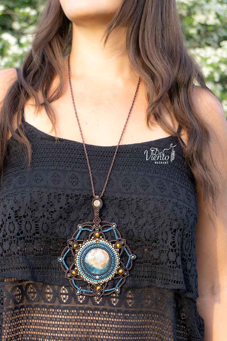 Collar Mandala de macramé con Onix Cielo, Cuarzo Rosa y Ojo de tigre
