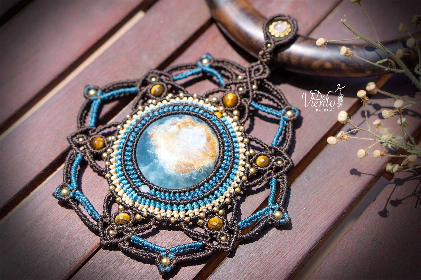 Collar Mandala de macramé con Onix Cielo, Cuarzo Rosa y Ojo de tigre