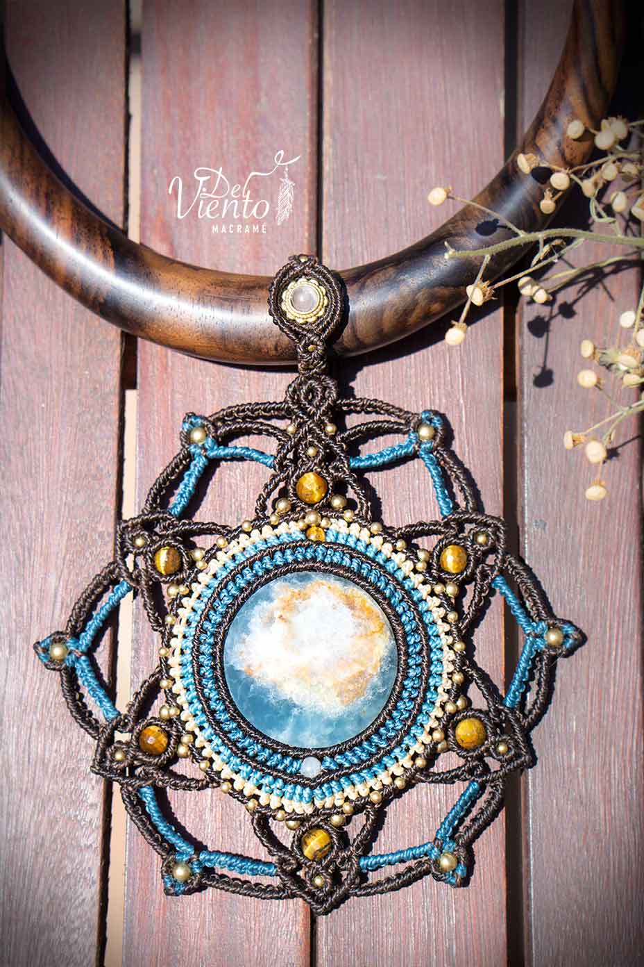 Collar Mandala de macramé con Onix Cielo, Cuarzo Rosa y Ojo de tigre