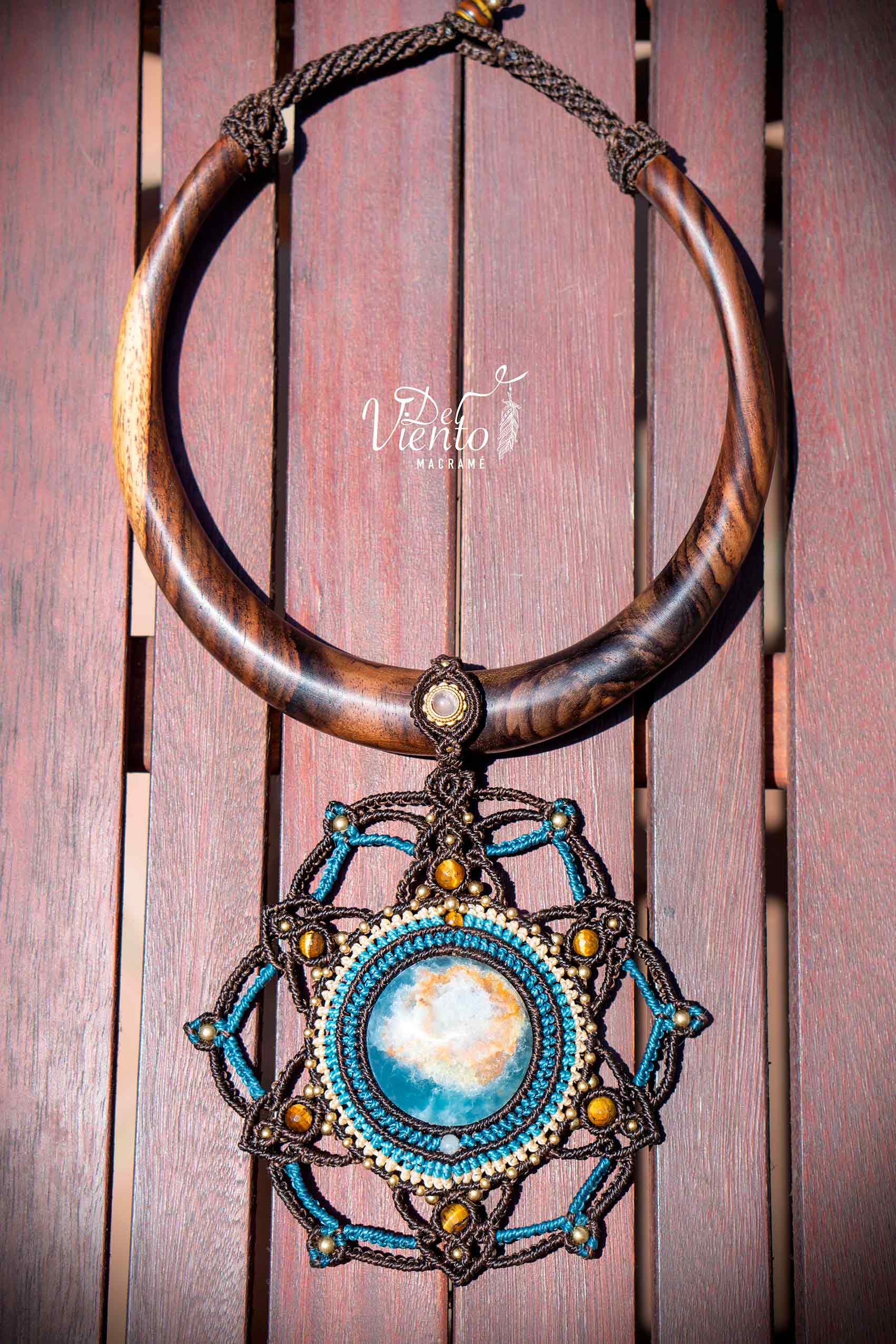 Collar Mandala de macramé con Onix Cielo, Cuarzo Rosa y Ojo de tigre