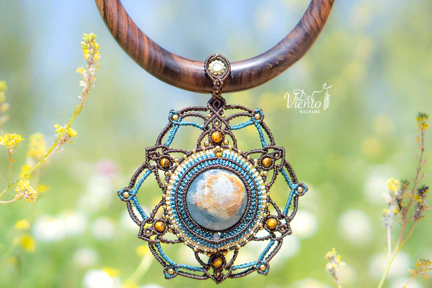 Collar Mandala de macramé con Onix Cielo, Cuarzo Rosa y Ojo de tigre