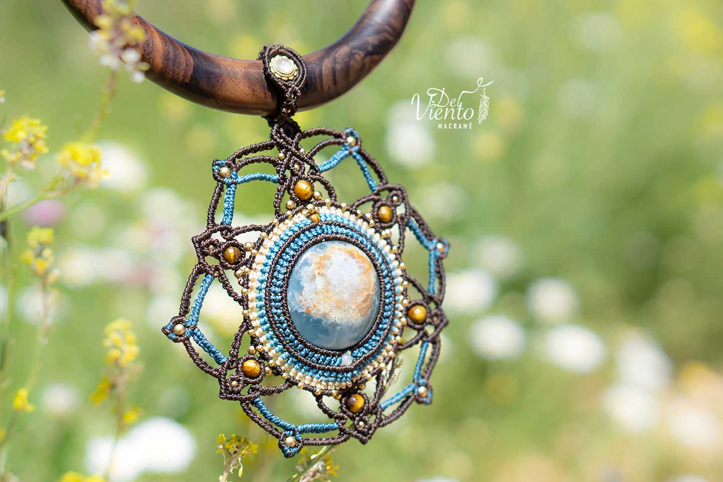 Collar Mandala de macramé con Onix Cielo, Cuarzo Rosa y Ojo de tigre