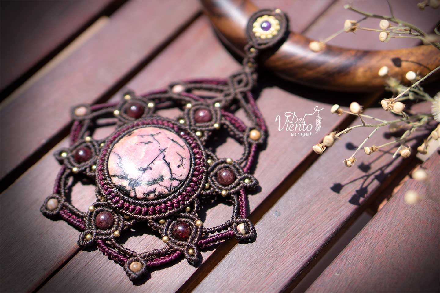 RESERVADO Iris | Collar Mandala de macramé con Rodonita, Granates y Amatista