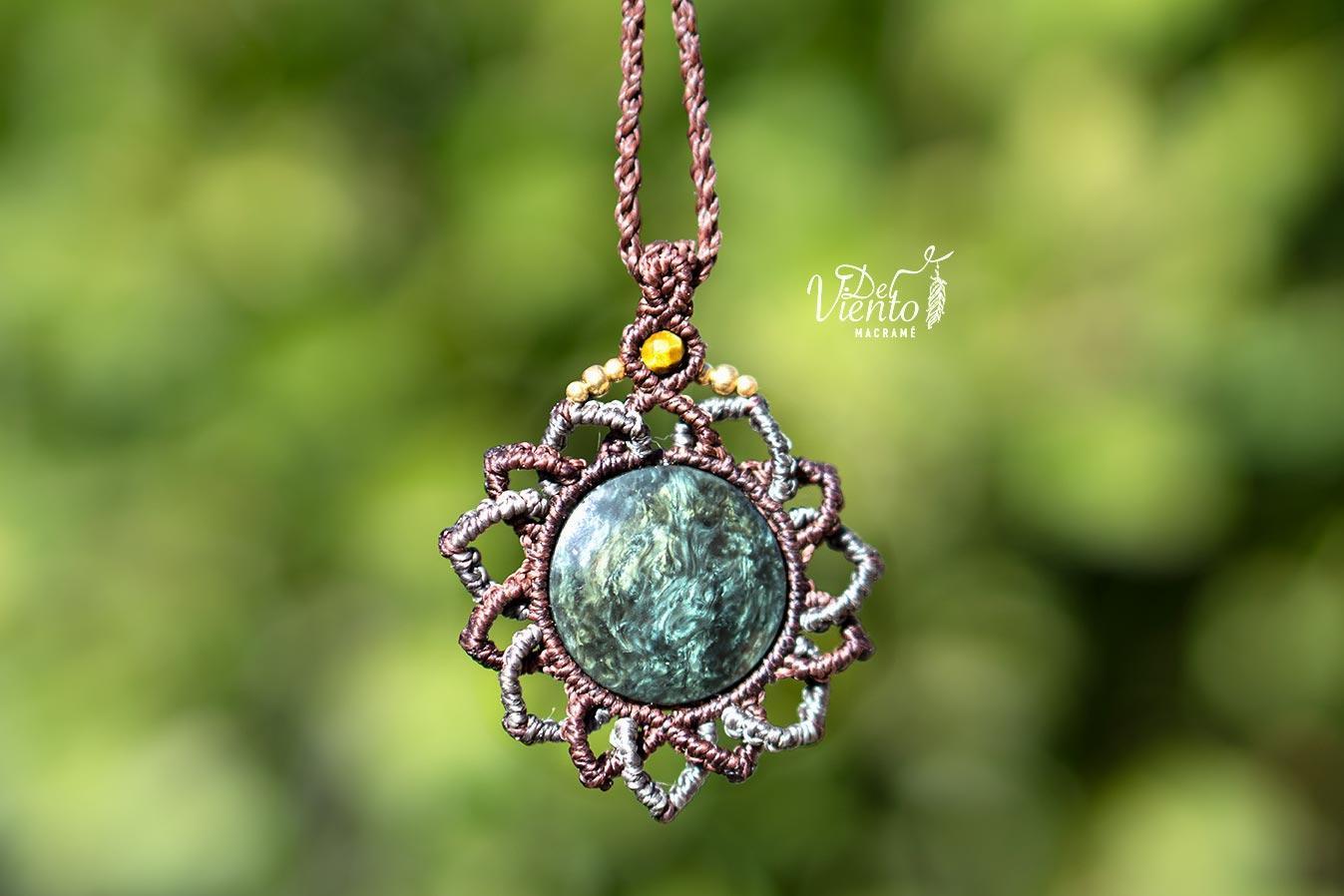 Collar Mandala de macrame con Obsidiana Manto Huichol
