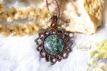 Collar Mandala de macrame con Obsidiana Manto Huichol