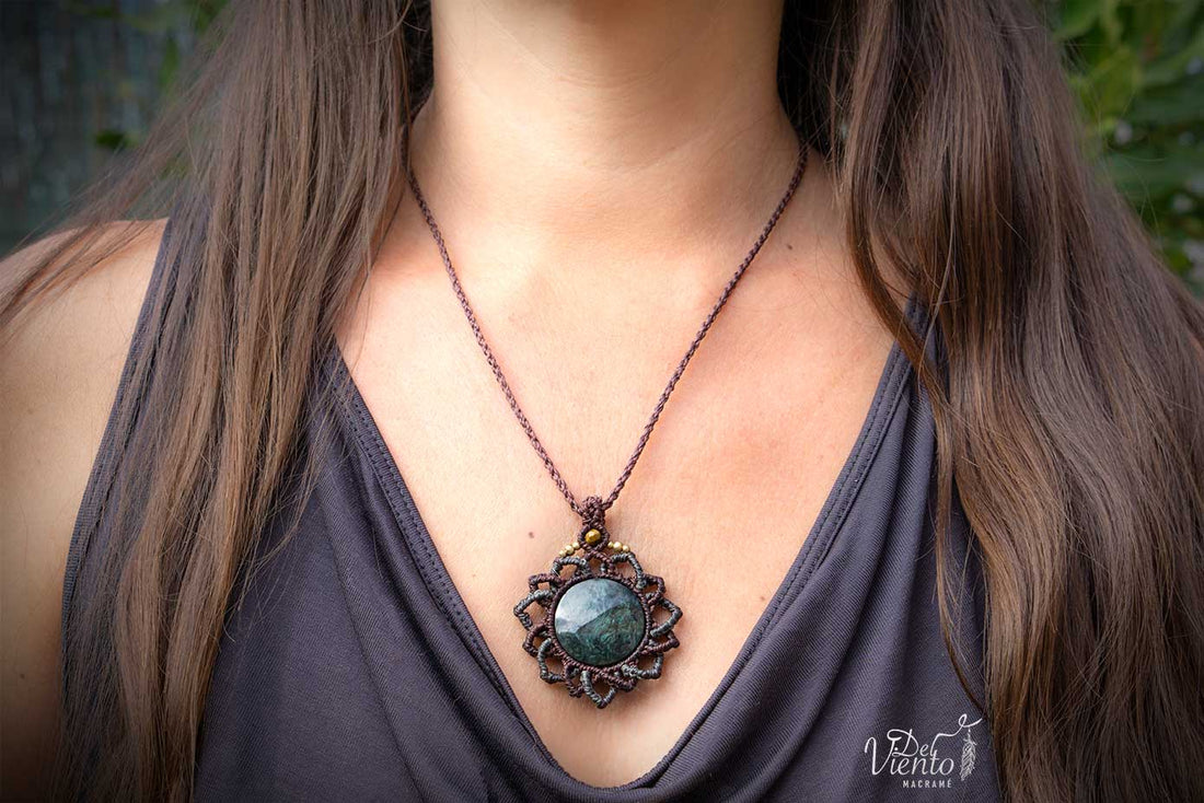 Collar Mandala de macrame con Obsidiana Manto Huichol