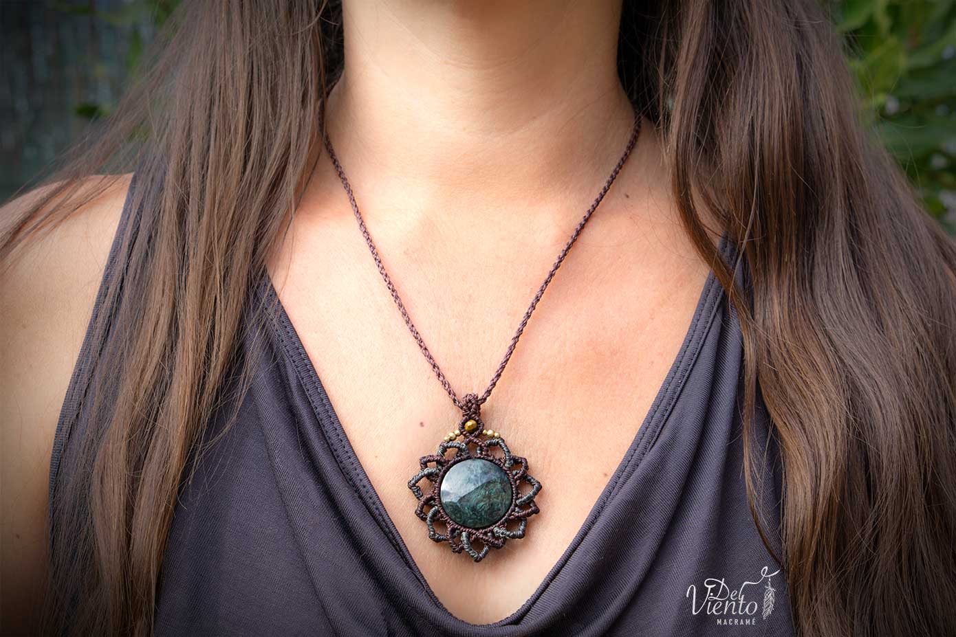 Collar Mandala de macrame con Obsidiana Manto Huichol